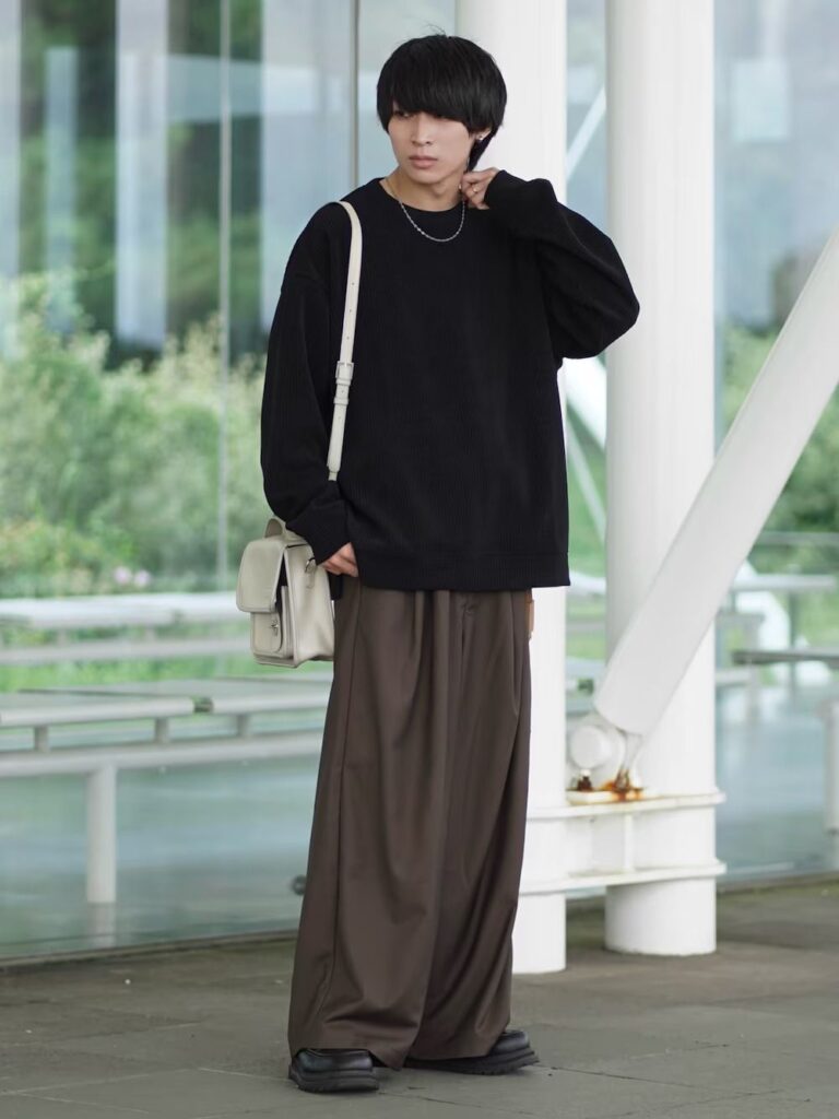 小ぶりのネックレスで少し個性が強まったノームコアスタイル